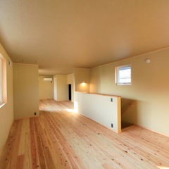 2階は個室をつくらず開放的な間取り