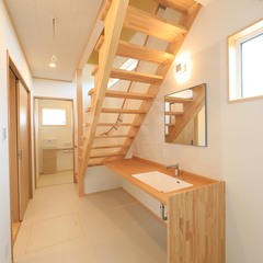 洗面所からトイレ小屋裏収納へ