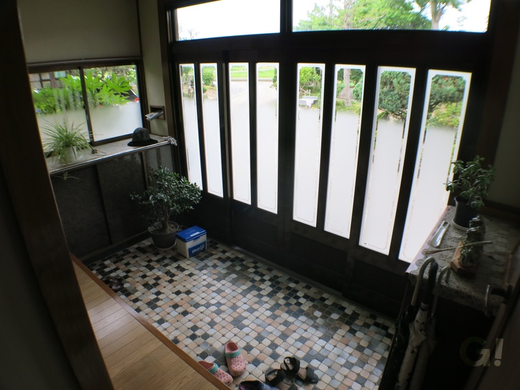  減築リノベーションで生まれ変わった住宅！　玄関部。