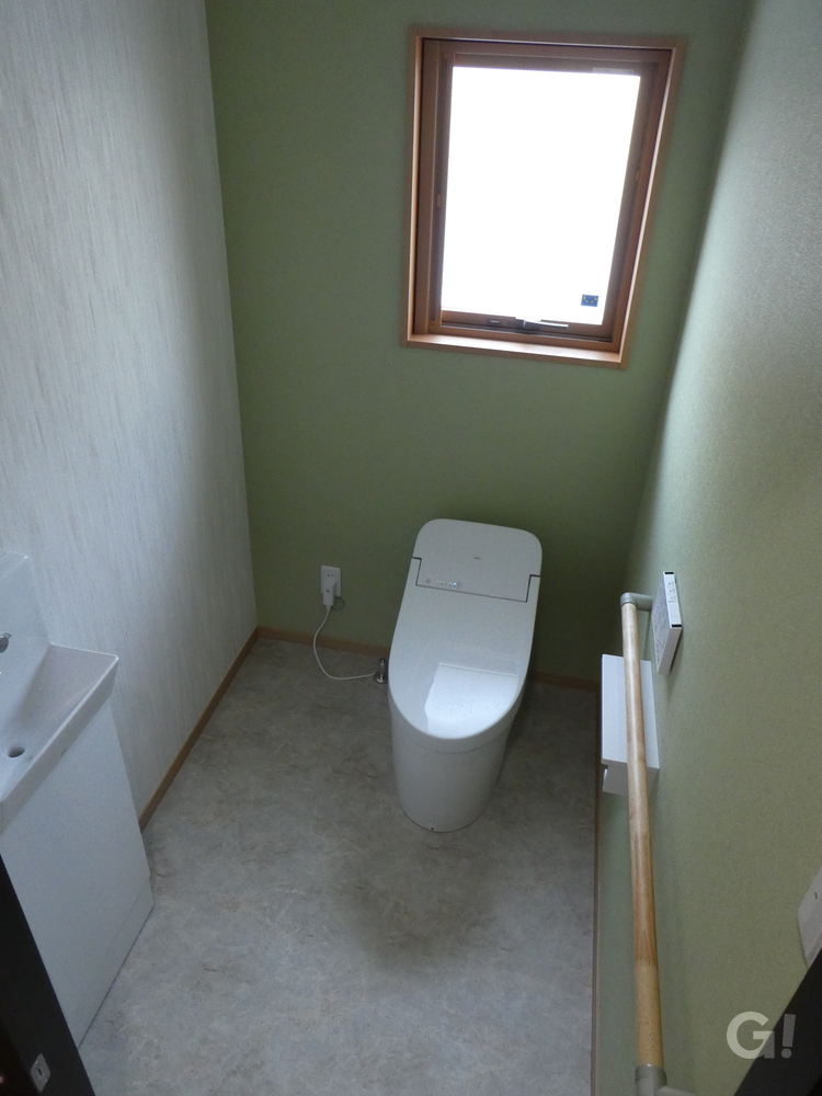 壁紙をナチュラルに仕上げ快適なトイレ空間。
