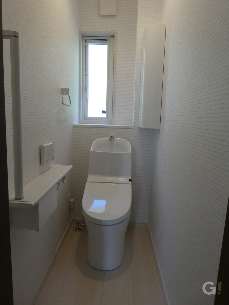 収納もバッチリの2階トイレスペース。