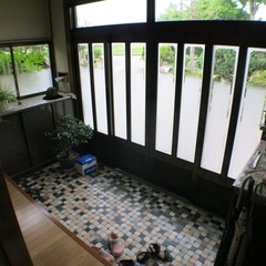  減築リノベーションで生まれ変わった住宅！　玄関部。