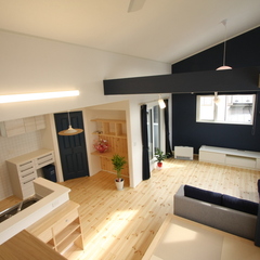 上からリビングを見下ろすと快適な空間が。