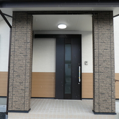 エントランス部分はシックにお洒落に。