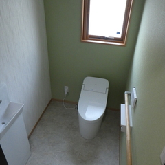 壁紙をナチュラルに仕上げ快適なトイレ空間。