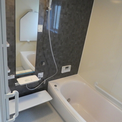 壁もシックに使い勝手の良いバスルーム。