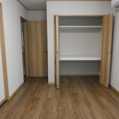 収納も充分な洋室。
