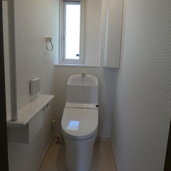 収納もバッチリの2階トイレスペース。