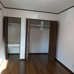 2階洋室。収納スペースもタップリ。