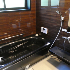 黒のバスタブでシックで落ち着いた雰囲気のユニットバス。