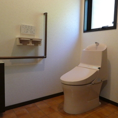 広々した高齢者にも優しいトイレスペース。
