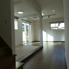 吹き抜けもある開放的なリビング。