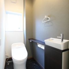 シンプルで使い心地の良い1階トイレスペース。