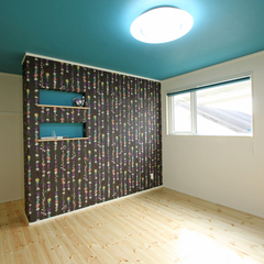 壁紙がおしゃれな開放的な洋室