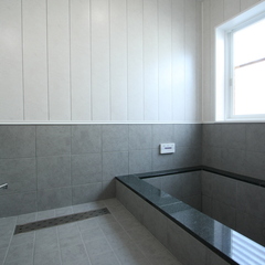 落ち着いたトーンの日当たりの良い浴室。