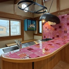 フランス製のエナメル陶器タイルを使用したキッチン