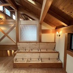 階段に組み込んだ大容量の収納