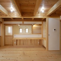 足を踏み入れた瞬間から、木の香りに包まれる部屋