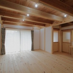 自然素材に包まれた、温もりと開放感あふれる住まい