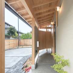 軒を深く出すことで、雨の日も濡れずに安心な玄関アプローチ