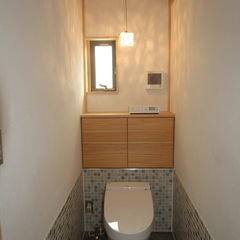 タイルと漆喰で彩る、やわらかな雰囲気のトイレ