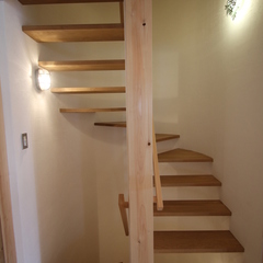 漆喰壁と調和するR形状のスケルトン階段