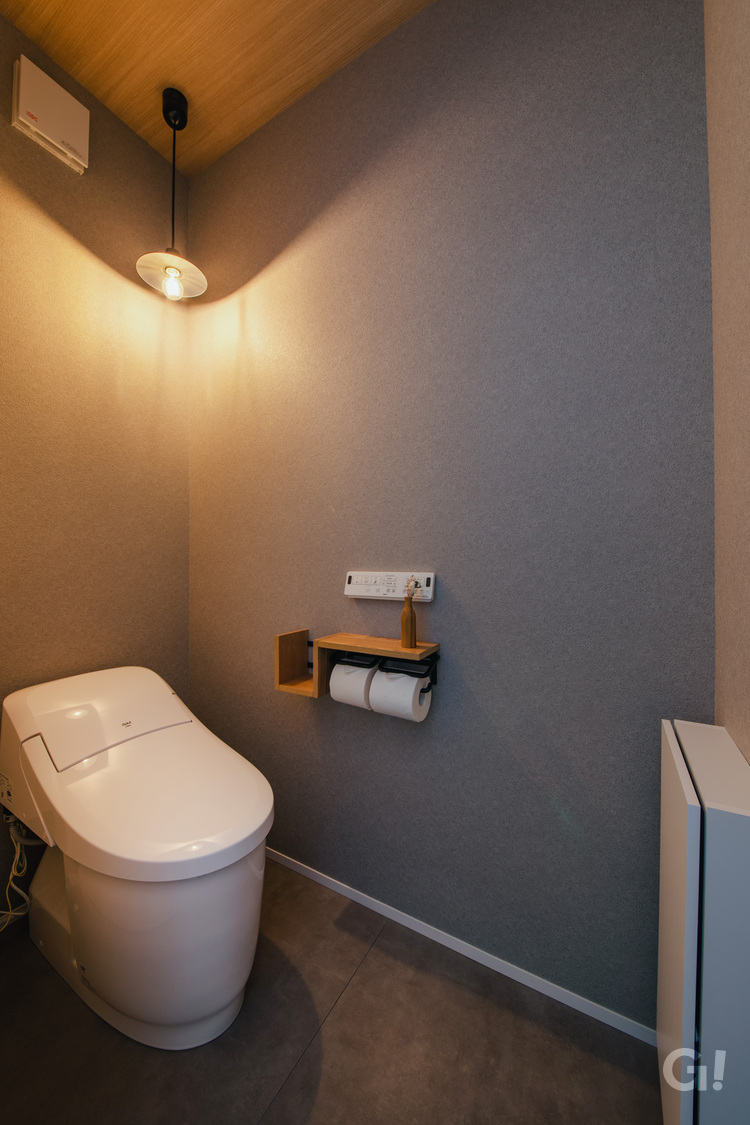 お気に入りの照明を活かしたトイレ空間の写真