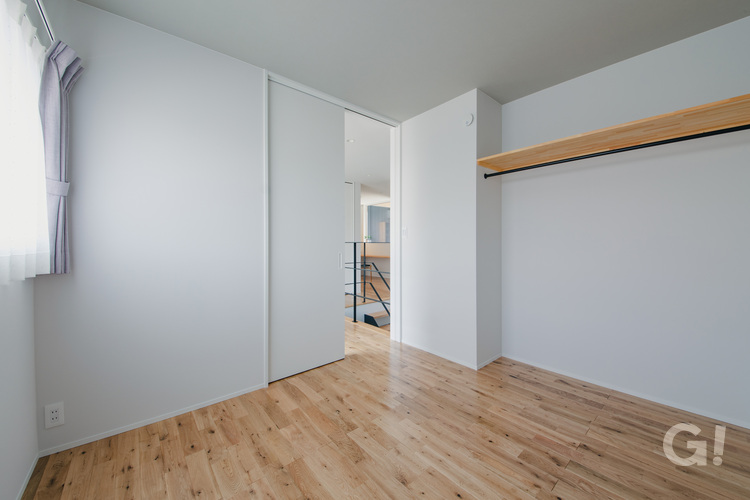南に面した明るい子ども部屋はオープンタイプのクローゼットを採用、レイアウトの自由度が高いので成長に合わせられる