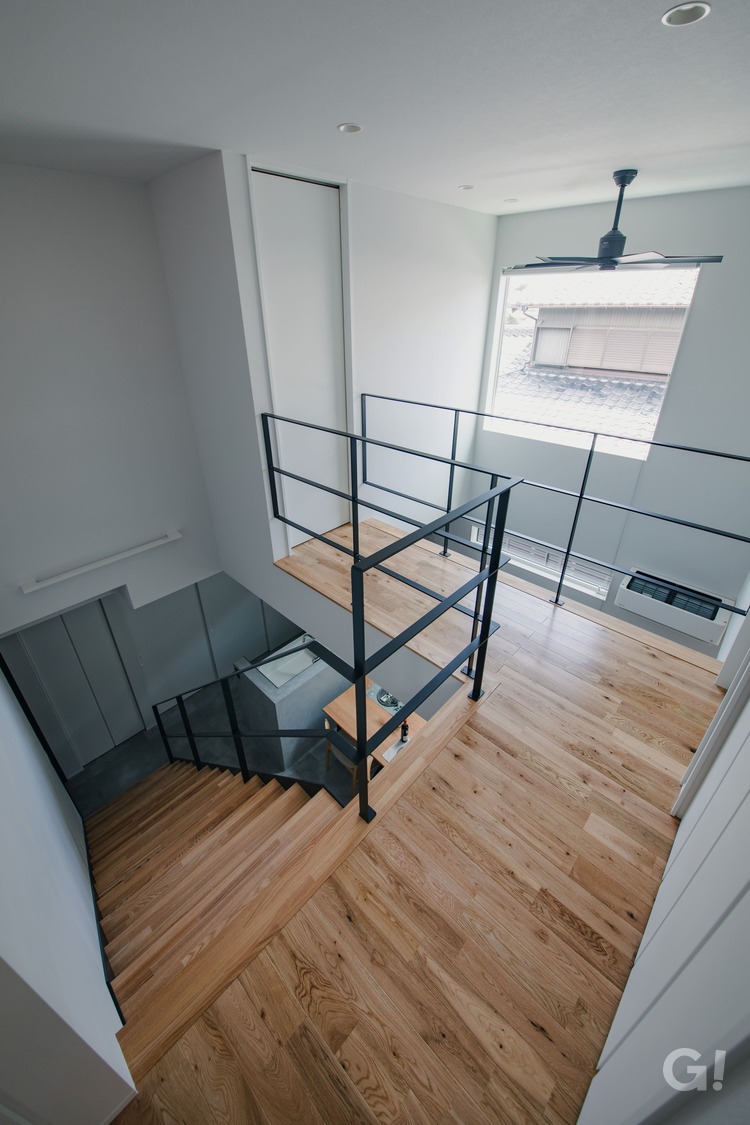 2階部屋につながる渡り廊下は、家の耐震性を高める役割も果たすの写真