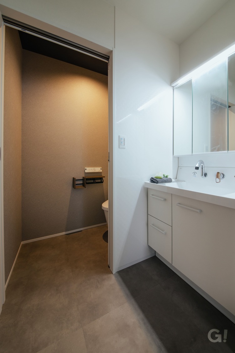 バリアフリーを意識してトイレの扉は引き戸に