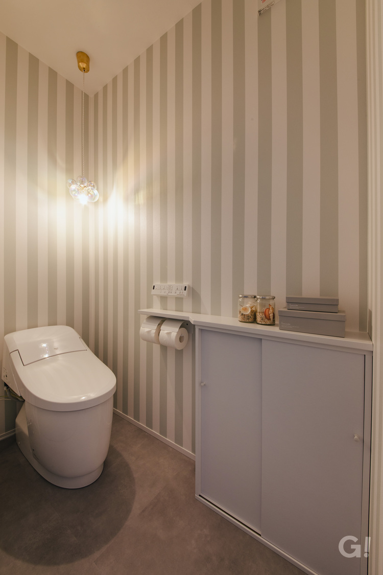 ペンダントライトが映えるトイレの写真