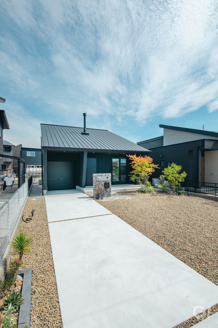 両サイドに家があるため、薪ストーブの煙突を家の中央に設置して煙の流れにも気を配った