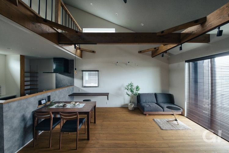 勾配天井により天井が高くなり、広々とした開放感を感じられる