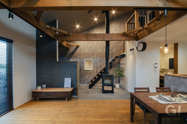 無垢パイン材の床と梁に自然塗装を施してモダンな雰囲気に