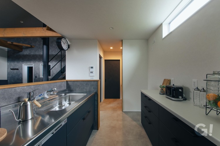 ワークスペースも広い対面キッチンはガレージの様子も見えるので、自然と家族のつながりが生まれる