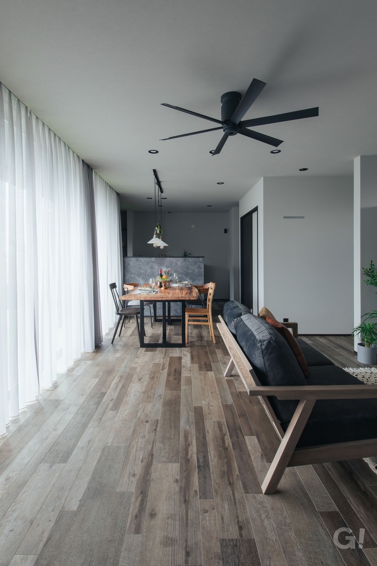 犬2匹との暮らしを考慮して、床は掃除しやすいフロアタイルを採用したLDKの写真