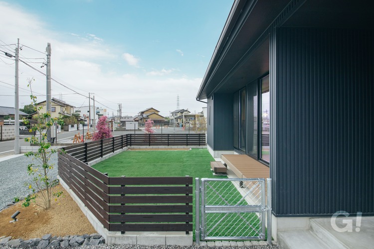 愛犬の散歩から帰ってきて、直接入れるよう専用扉を設けたドッグランの写真