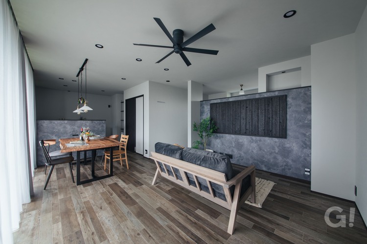 ペットスペースとリビングとの壁の上部を開口し、風通しや適温に保つように工夫の写真