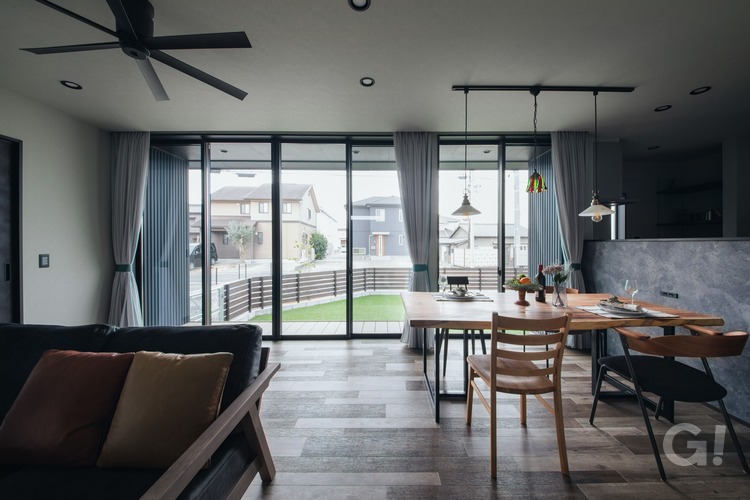 天井まで届くハイサッシを採用した大開口リビングは、庭、ウッドデッキ、室内がつながり、より開放感が生まれた。