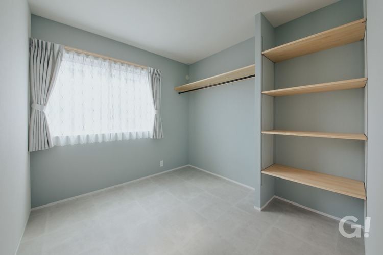 子供部屋には優しい色合いのアクセントクロスをセレクト、使い勝手のいい造作棚もプラスしたの写真
