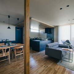 室内のプライバシーを考慮しつつ、適度に明るさを取り入れた採光窓計画