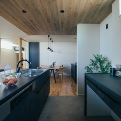 吊り下げ天井がポイントの品があるキッチンは、最上級グレードの設備を採用