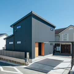 屋根が大きく見えるようどっしりとした外観にし、3方向から見てバランスの整った美しいデザインに見えるように設計した