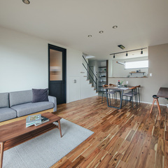 17.6畳のリビングダイニングの床材は、経年変化が楽しみなアカシアを採用