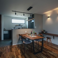 キッチンから目が届く位置にスタディコーナーを造作した子育て世代にうれしい設計