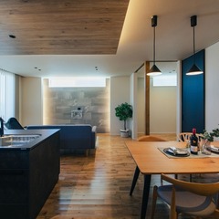 家族のプライバシー確保を考慮した間取りは光の入り具合と照明器具であたたかく包んでくれる