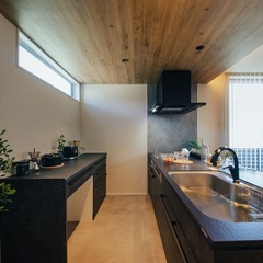 キッチンには重厚感のある最上級グレードの設備を採用、インテリアの「顔」に