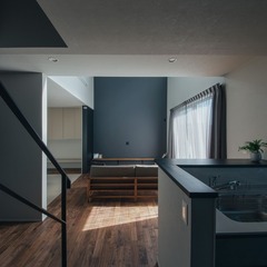 キッチンからリビング、和室が見渡せ、吹抜けを通して2階の気配もわかる