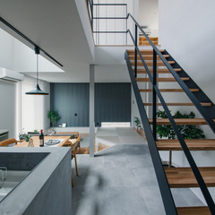 ストリップ階段にすることで視線が抜け、空間に広がりが生まれる