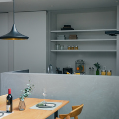 キッチン背面棚はドアを閉めると生活感を感じさせないスッキリとした空間になる